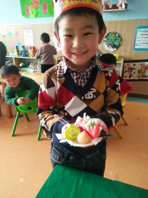 满庄中心幼儿园中二班张宇轩小朋友生日快乐!