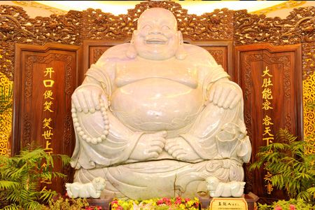 建立"荟华楼翡翠大佛慈善基金",向沈阳市百名贫困大学生捐款十万元.