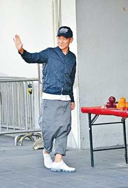 九酷网 娱乐 明星百科 57岁刘德华现身,这条低档裤很抢镜,网友:这才是