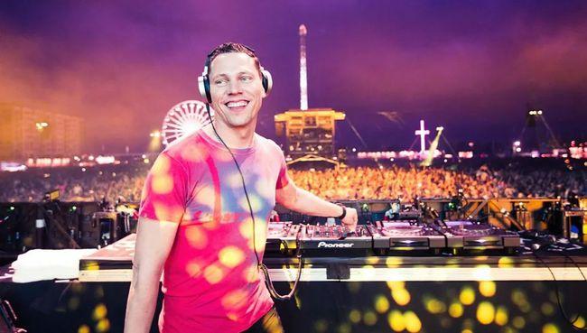 其次, 他一手培养出了一位百大dj冠军,martin garrix.