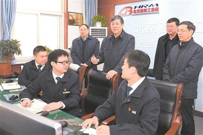 图为陆东福在北京高铁工务段检查调研