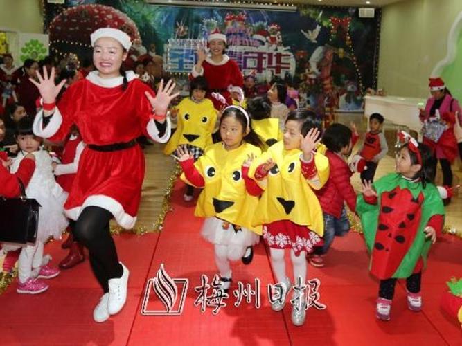 梅城一家幼儿园举行圣诞亲子游戏活动.(高讯 摄)