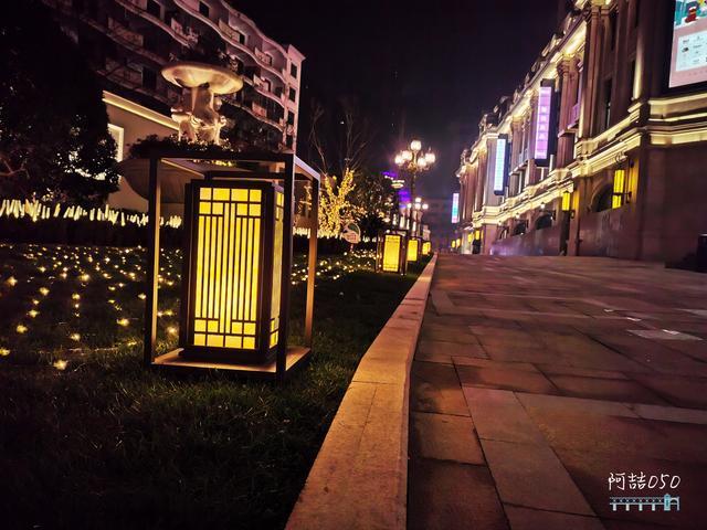 光谷步行街的法国风情街开了,来看法国风情街的夜景吧