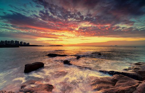 青岛朝霞中的海