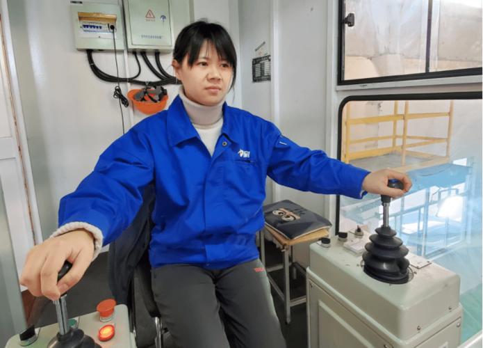 琴通过社会招聘来到中天,成为钢轧三分厂连铸生产线上的一名女行车工