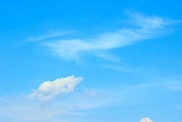 入夏别再一身黑灰白了,试试今年正火的天空蓝,怎么搭配都很好看