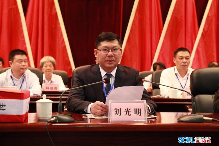 会议选举产生新一届区委常委会,刘光明当选为龙马潭区委书记,靳地胜