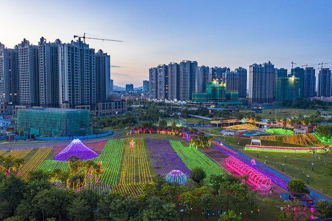 2021年9月19日晚,广西梧州市龙圩区苍海湿地公园主题灯光秀精彩上演.