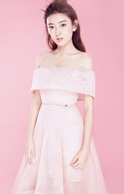 梁洁穿白纱裙亮相红毯年纪小就是敢穿八王爷不吃醋