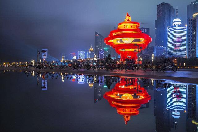 重量超过了500吨,它也是代表青岛市爱国的标志性建筑,是青岛当地中