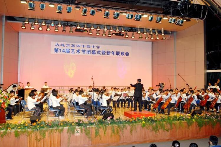在各国200多名青少年的共同演奏《跨过海洋的握手》中,全场观众报以了