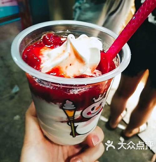 推荐:奥利奥大圣代草莓味圣代魔天脆脆冰淇淋黑糖珍珠奶茶三拼霸霸