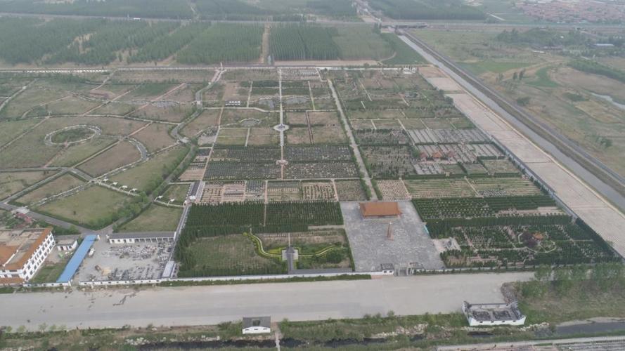 坐落于积淀了两千多年孝道文化的秦皇台风景区,左有青龙秦台河玉带缠