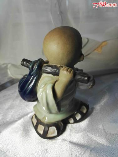 泥塑背包袱小和尚