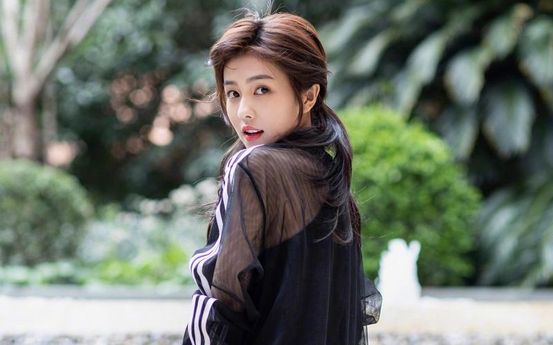 白鹿图片壁纸,分享一组女星模特图片给大家,图中的桌面壁纸壁纸