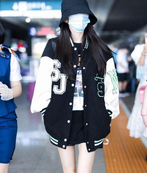 杨幂机场私服穿搭棒球服打扮元气又时尚美腿线条依旧勾人