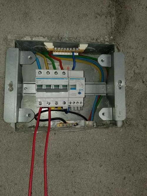 4p漏电空开 只是普通家庭用电怎么接线