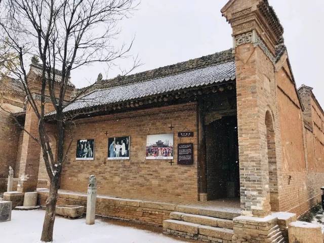 坎坷人物命运 大雪伴随着原上的风飘落 王府·城墙精品客栈立于风雪中