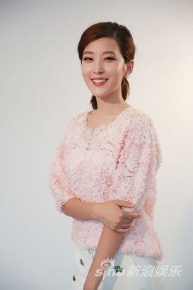田甜与主持人等人   新浪娱乐讯 日前,陕西卫视名牌栏目主持人,美女