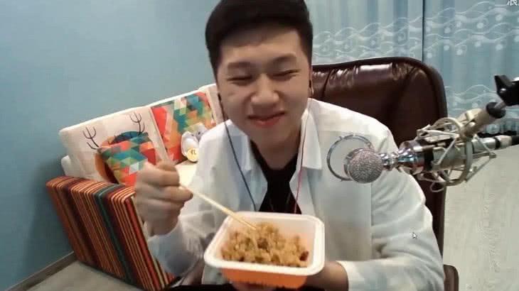真香本人王境泽再吃炒饭,有谁注意拿筷子手势,网友:历史重现
