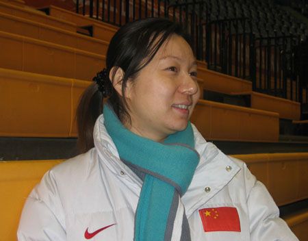 图文:王春露出征丈夫随行 喜笑颜开