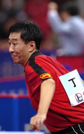 图文:十运乒乓球名将百态 丁松奋力拼搏