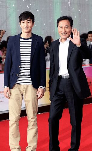 杨立新杨玏父子太朴实穿搭简约没架子低调风格有点亲民