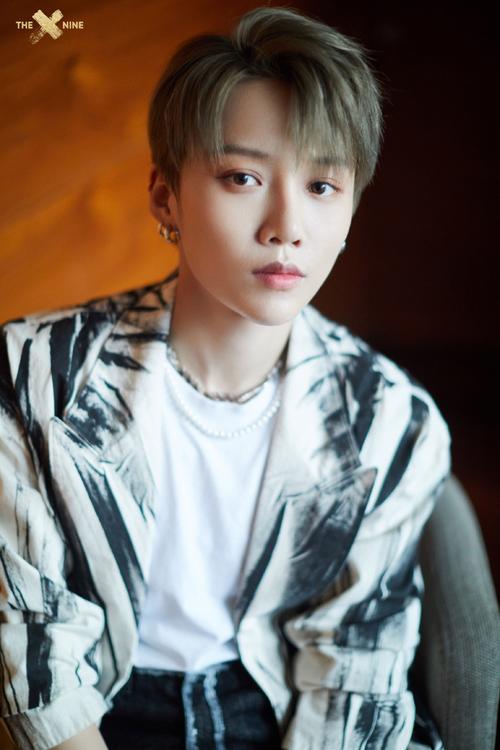 简介:刘雨昕潮流时尚性感写真,分享一组刘雨昕图片给大家,图中的明星