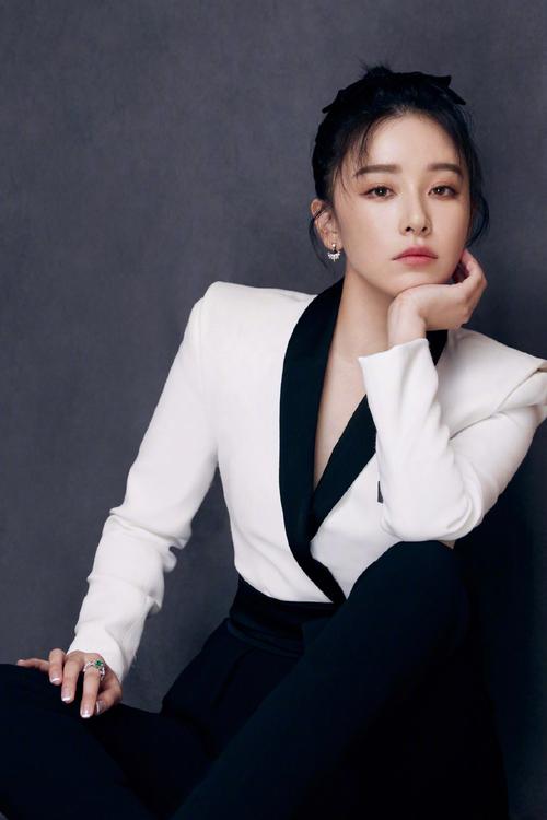 简介:阚清子干练优雅写真图片,分享一组阚清子图片给大家,图中的明星