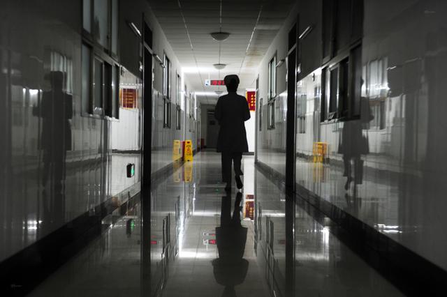 病房里的奇怪身影,究竟是谁?两次出手,缘于一颗善心