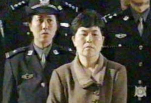 此人头脑简单,本是老实巴交的农妇,年过五旬疯狂"爱上"张君