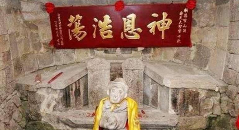 直击孙悟空兄弟合葬墓:墓碑上还刻有"齐天大圣"四字!