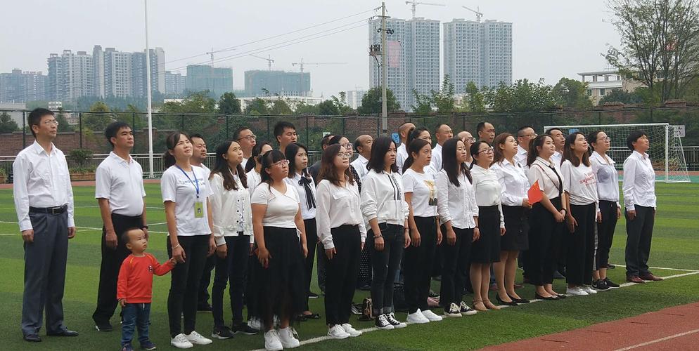 " 国庆假期第一天,清镇市红枫第三小学的老师们和平时一样早早的来到