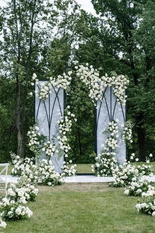 婚礼的背景视野开阔景色宜人红砖墙岸的仪式台被池水包围这里地势很高