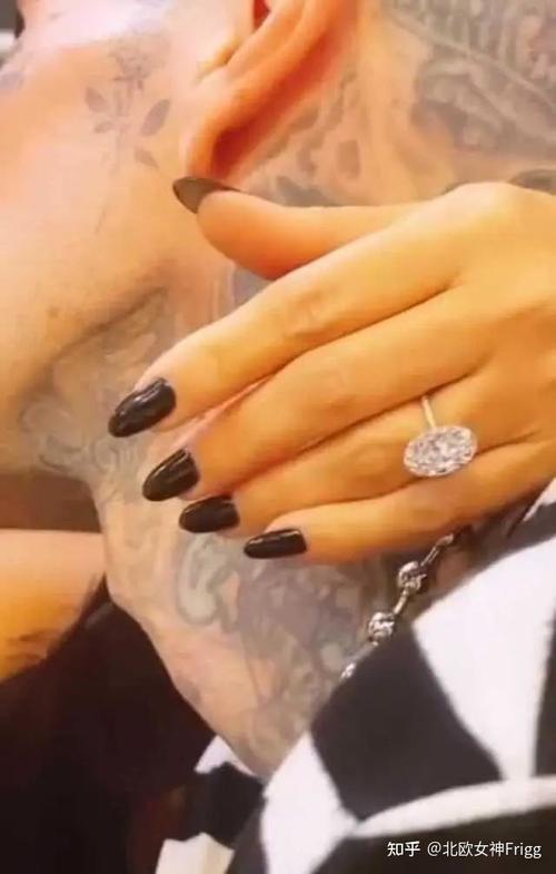 42岁卡戴珊家大姐订婚千朵玫瑰装饰海滩真爱啥时候都不晚