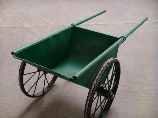 手推车一车沙有多重?(有建筑经验的朋友来回答)在乱来扣你们分哦!