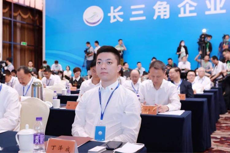 共商长三角一体化大计——亚厦股份董事长丁泽成参加长三角企业家联盟