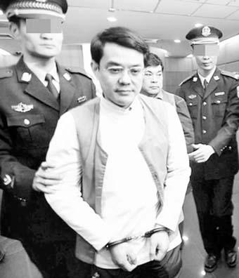 图为两被告人被押上法庭 李松 黄洁 王文波摄