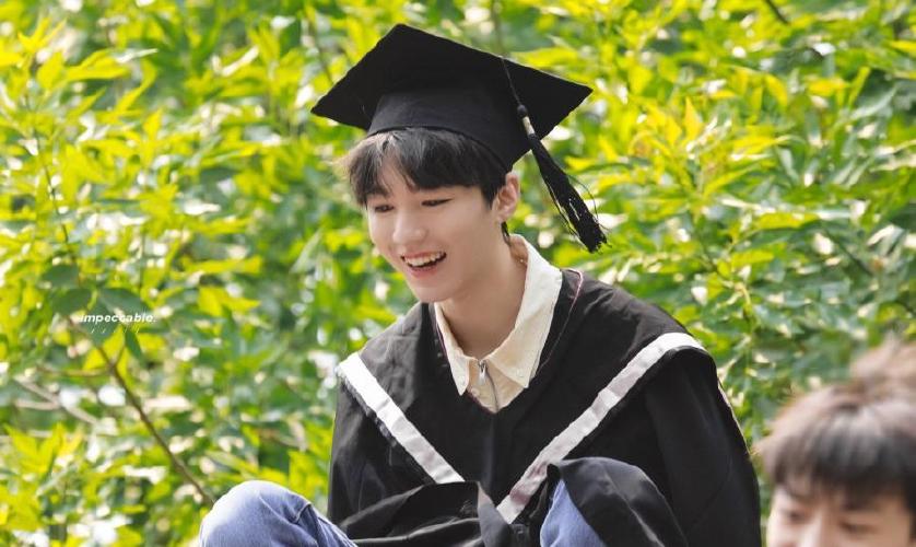 王俊凯毕业签名照曝光字体很工整看起来成熟稳重