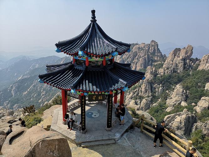 攻略 很多人到崂山不知道该去哪里玩,崂山精彩玩法送给你  巨峰要爬上