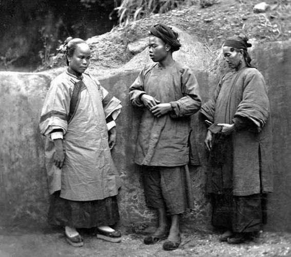 清朝历史老照片:官员趾高气昂,穷人衣服破烂,图1晚清女人真丑