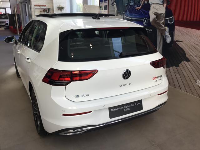 2021款大众高尔夫实车到店,重1285kg配中置车标,15万买30万气场