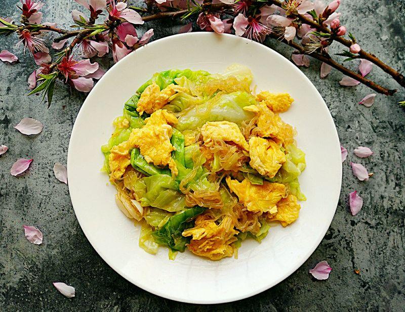 包菜粉丝炒鸡蛋的做法