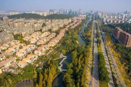  p>龙山街道地处芜湖市北部,是芜湖市的北大门,北接马鞍山市当涂县,西