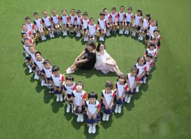 一组幼儿园毕业照走红,创意不输大学生,仪式感对生活太重要了