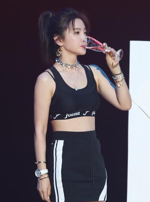 李冰冰运动内衣配包臀裙,一点赘肉都没有,哪里像47岁的人