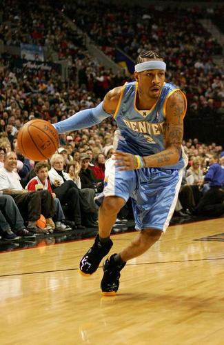 图文:[nba]掘金负开拓者 艾弗森突破