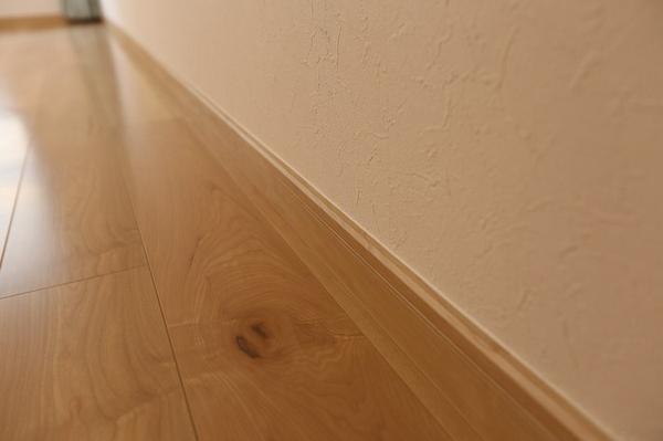 木质类踢脚线对于干燥或潮湿天气敏感,容易发生开裂或者发霉.