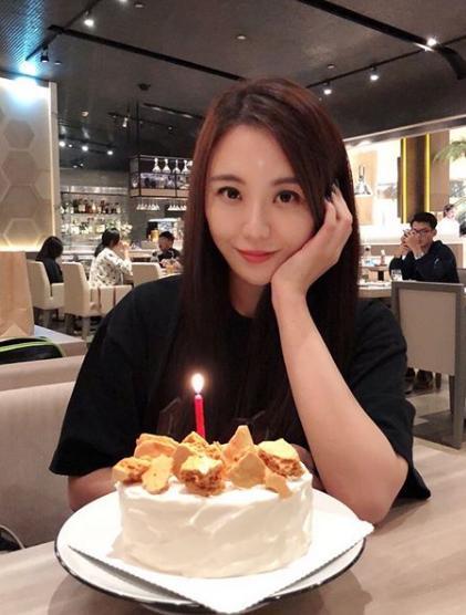 该妻子还在官博中公开秀恩爱,晒出了自己过生日陶喆为其庆生的照片