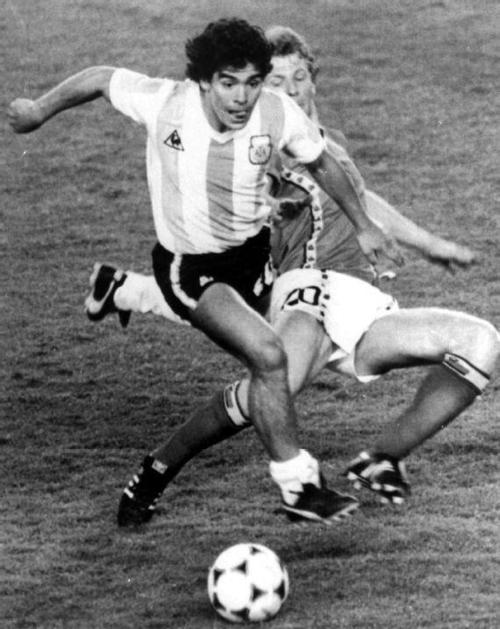 谁杀死了"上帝之手":马拉多纳医疗团队7人被控过失致球王死亡